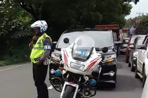 Aksi arogan dan main ancam oknum Polantas kawal mobil ini bikin berang