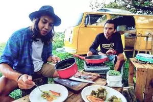 Gaya food vlogger gondrong ini cuek, tapi urusan masak dia jagonya lho