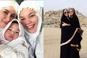 13 Foto Olla Ramlan dan keluarga ibadah umrah bareng Dewi Sandra