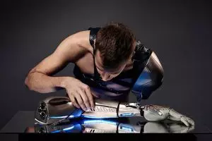 Tangan diamputasi, pria ini ciptakan tangan buatan dikendalikan drone