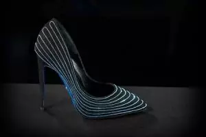 Percantik tampilanmu dengan gunakan high heels glow in the dark