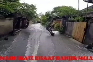 Orang ini manfaatkan banjir di Bali buat main skateboard, kreatif abis