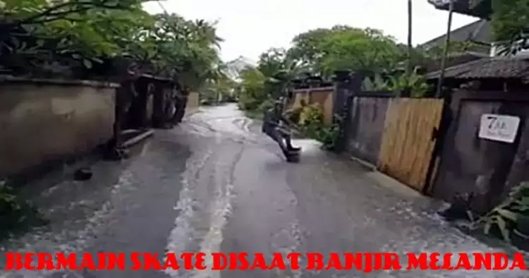 Orang ini manfaatkan banjir di Bali buat main skateboard, kreatif abis