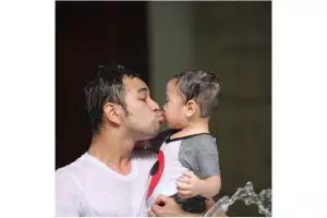 10 Foto kedekatan Raffi Ahmad dengan Rafathar, papa idola banget nih