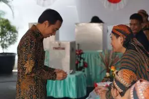 Presiden Jokowi nyoblos di TPS IV, petugas KPPS-nya pakai blangkon