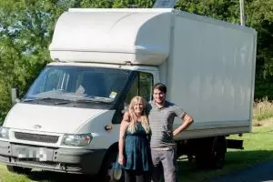 Pria ini jadikan mobil van bekasnya jadi apartemen, hasilnya kece abis