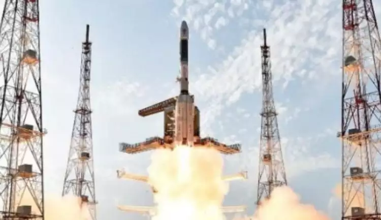 India cetak rekor dunia, terbangkan 104 satelit sekali peluncuran