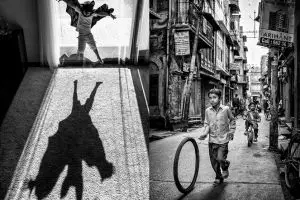 15 Foto pemenang fotografi anak tema hitam-putih ini keren abis