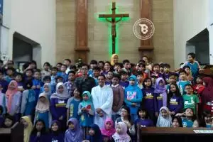 Foto murid muslim kunjungi gereja ini tunjukkan indahnya keberagaman