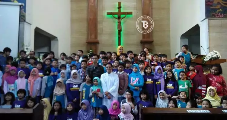 Foto murid muslim kunjungi gereja ini tunjukkan indahnya keberagaman