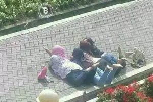 10 Foto editan cewek selfie di trotoar ini jadinya kocak banget