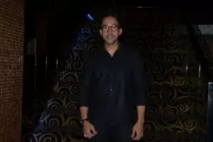 Maruli Tampubolon memerankan dokter kandungan yang tampan,  penasaran?