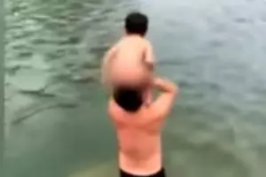 Ajari anaknya berenang, cara ayah ini tuai perdebatan netizen