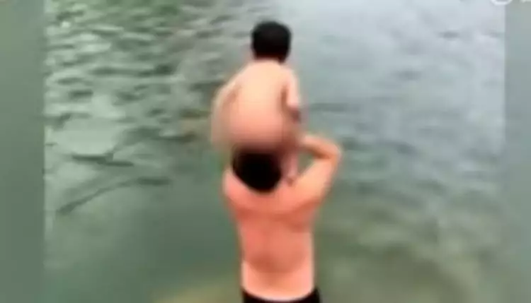 Ajari anaknya berenang, cara ayah ini tuai perdebatan netizen