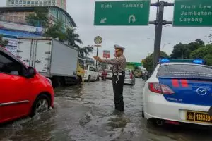15 Foto tunjukkan situasi banjir Jakarta, kawasan Glodok lumpuh