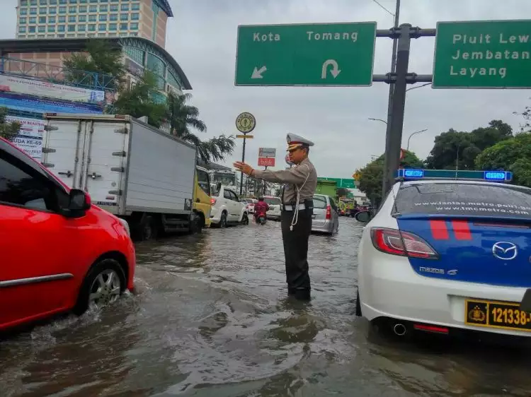 15 Foto tunjukkan situasi banjir Jakarta, kawasan Glodok lumpuh
