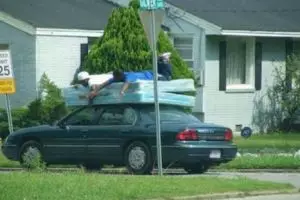 13 Aksi angkut barang ini keterlaluan banget, pengen ngirit ya?