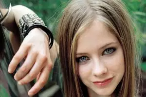 10 Foto bukti Avril Lavigne tak menua meski usia kepala 3, awet cantik