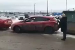 Sikap orang hadapi parkir terjepit ini dijamin bikin kamu ikutan kesel