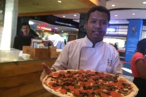 Restoran ini hadirkan menu pizza raksasa berdiameter 46 cm, wow