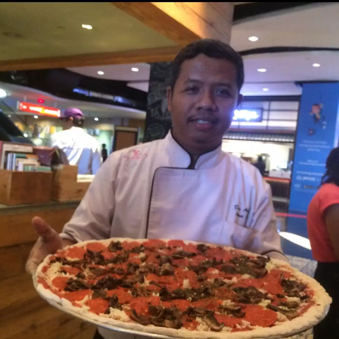 Restoran ini hadirkan menu pizza raksasa berdiameter 46 cm, wow