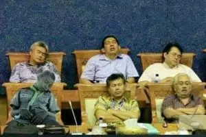 13 Editan foto bocah tidur sendirian ini bikin susah nahan tawa