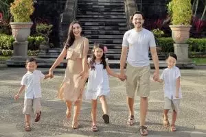 10 Potret bukti Oka Antara sosok suami dan papa idaman banget