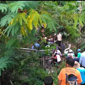 Bus pariwisata rombongan SD masuk jurang Tawangmangu, 6 orang tewas 