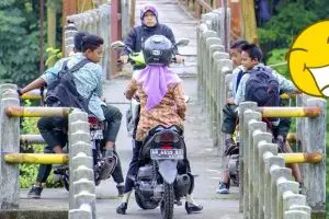 Aksi emak-emak bawa motor rebutan jalan jembatan ini bikin ngakak