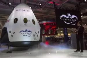 Wisata ke bulan segera jadi nyata, dua orang diterbangkan pada 2018