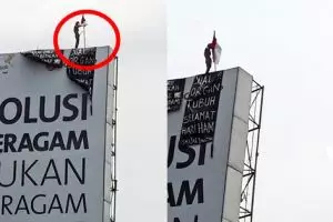 Pria ini nekat bugil dan panjat reklame, diduga ingin jual organ tubuh