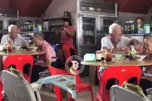 Aksi kakek bantu istrinya makan mi ini bikin haru, bukti cinta sejati