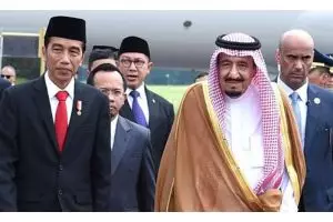 Potret Jokowi gandeng Raja Salman ini mirip Soekarno gandeng Raja Saud