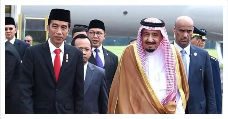 Potret Jokowi gandeng Raja Salman ini mirip Soekarno gandeng Raja Saud