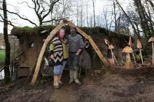 Pasangan ini alergi hidup modern, caranya bertahan hidup sungguh unik