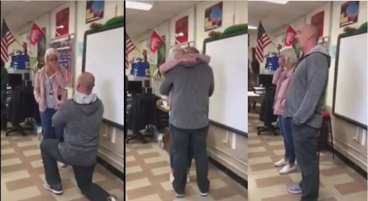 Romantis, guru IPA ini lamar guru Matematika di depan murid mereka