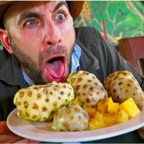 Aksi nekat bule makan buah mengkudu ini berakhir di luar dugaan