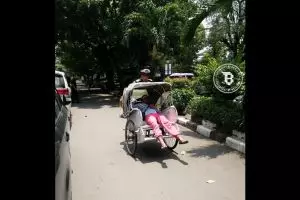 Polisi kayuh becak berisi pemiliknya tidur ini alasannya bikin haru