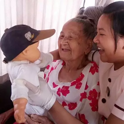 Dikirim anaknya ke panti jompo, nenek ini jadikan boneka temannya