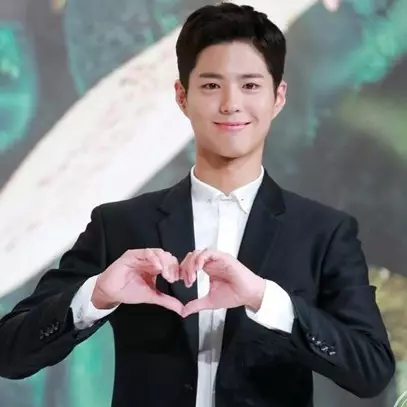 Jadi aktor terpopuler di Korea, yuk intip 11 outfit kece Park Bo-gum