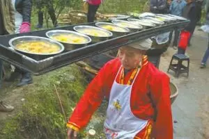 Cara kakek asal China saat menjamu tamu ini unik banget