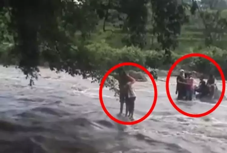 Gara-gara asyik selfie, 9 orang ini hampir terseret banjir
