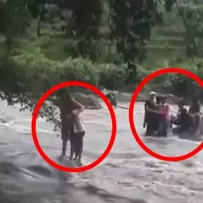 Gara-gara asyik selfie, 9 orang ini hampir terseret banjir