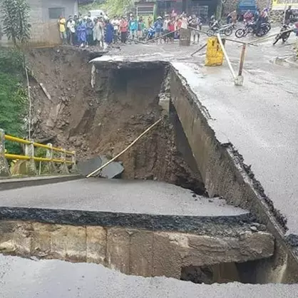 6 Potret ngeri rusaknya Jembatan Grawah, ambrol sepanjang 20 meter