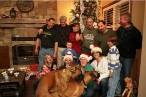 10 Momen ketika hewan peliharaan bikin foto keluarga jadi nggak banget