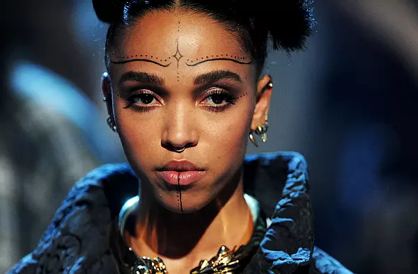 FKA Twigs Fashion © 2017 brilio.net FKA Twigs Fashion © 2017 brilio.net