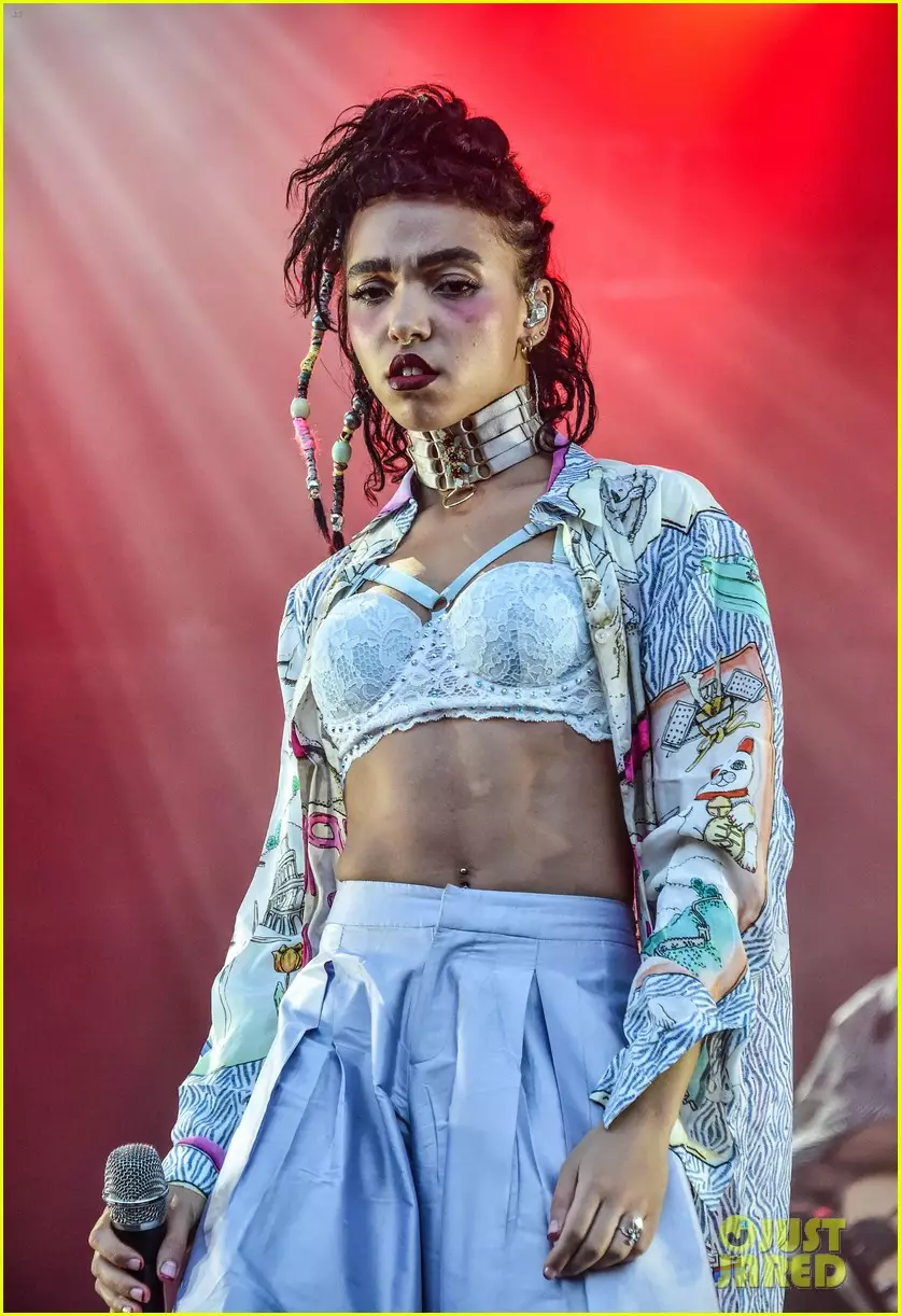 FKA Twigs Fashion © 2017 brilio.net FKA Twigs Fashion © 2017 brilio.net