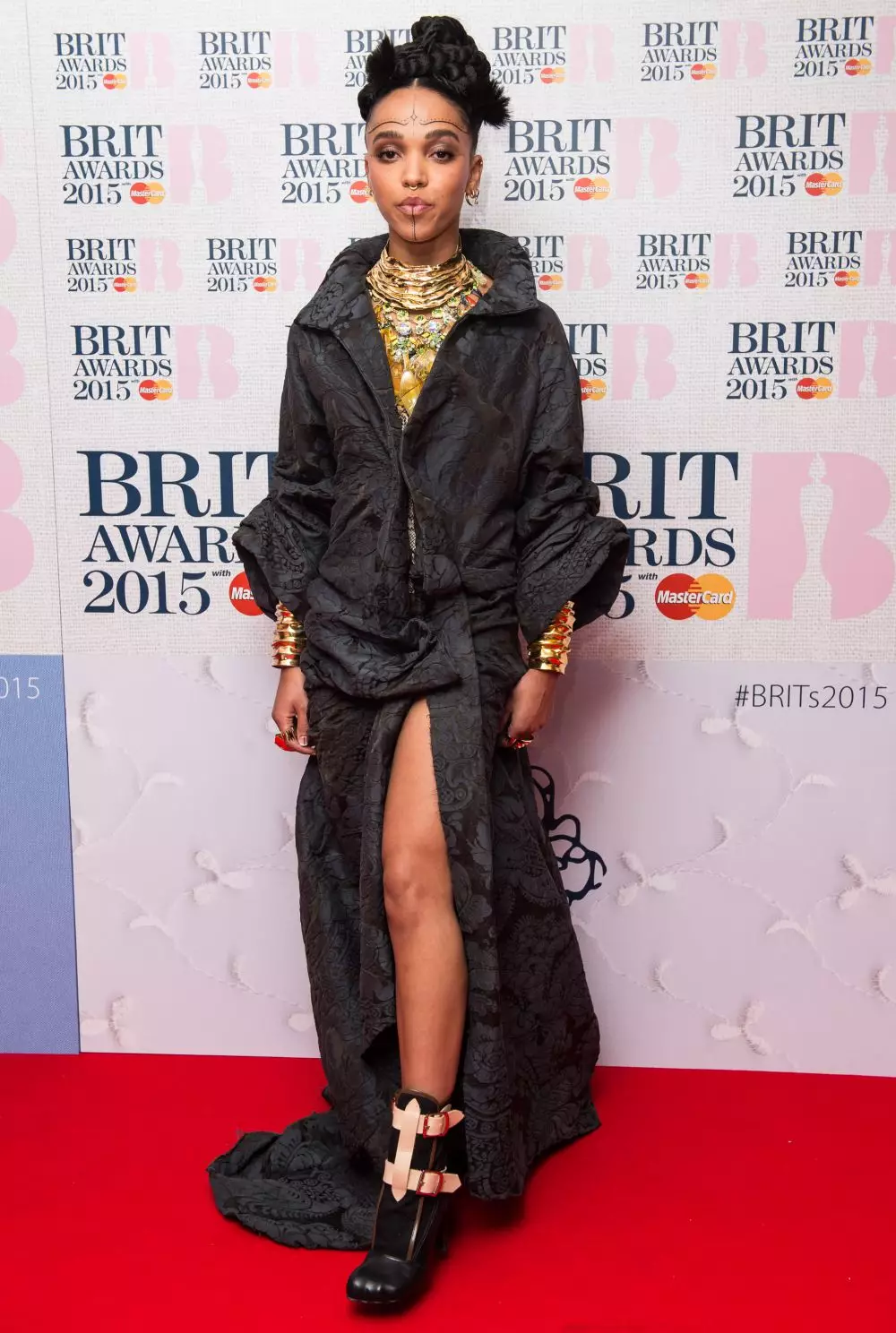 FKA Twigs Fashion © 2017 brilio.net FKA Twigs Fashion © 2017 brilio.net