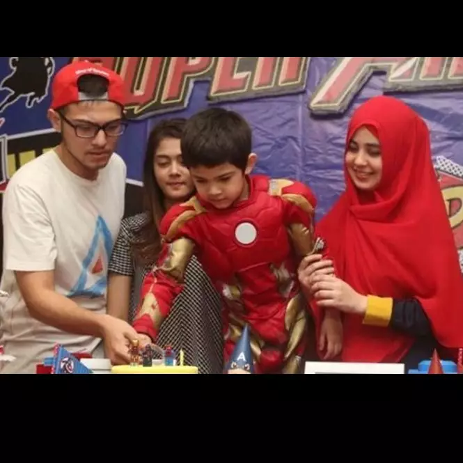 Meski cerai, 5 seleb ini tetap akur sama mantan pasangannya demi anak