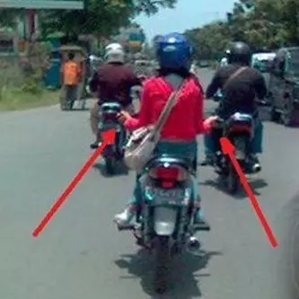 Gaya berkendara ala cewek takut tangan belang ini ternyata berbahaya